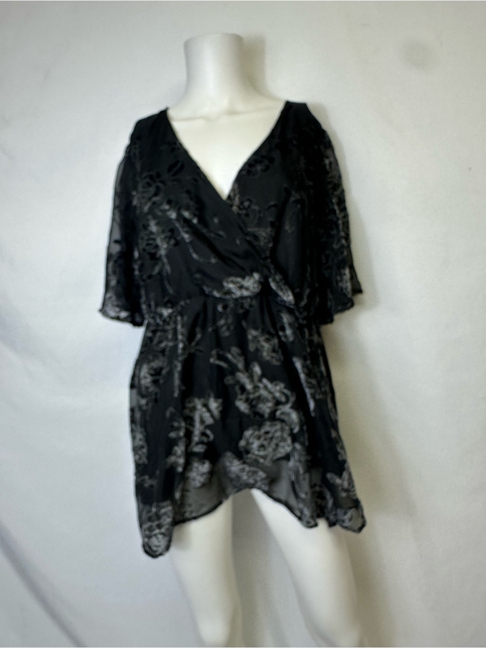 TORRID Peplum Velvet Burnout Surplice Top Black Dahlia Floral Plus Size 2 2X